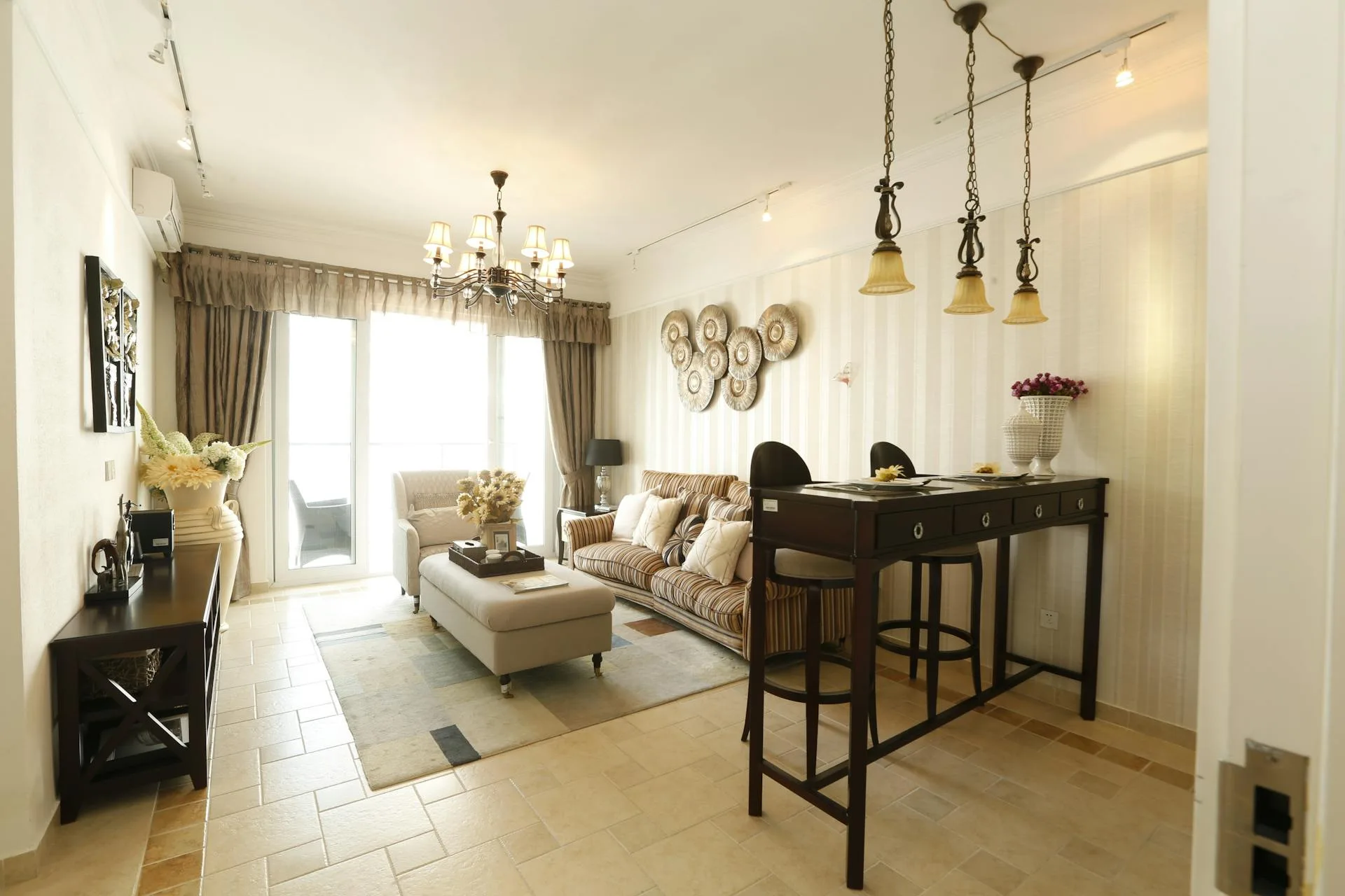 Cozy wallpaper design in Huntington Beach, CA coastal home